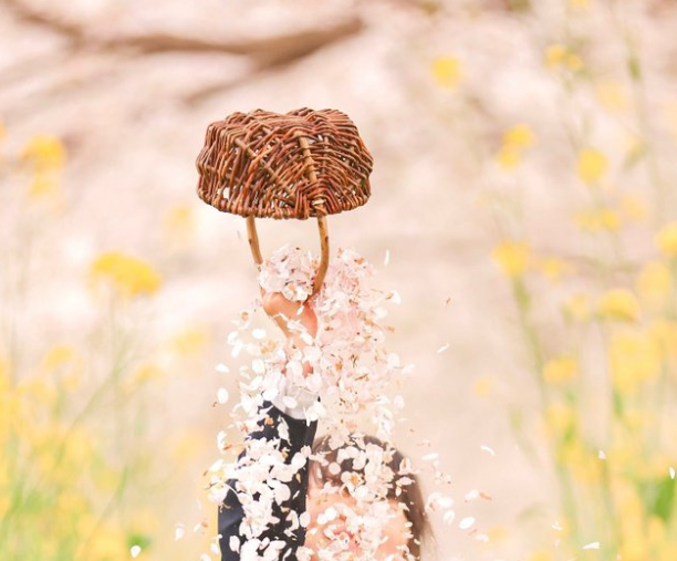 舞い散る桜の花びらと娘を撮るはずが…　“想像の100倍多かった”花びらに娘も爆笑！写真には「躍動感溢れてる」の声