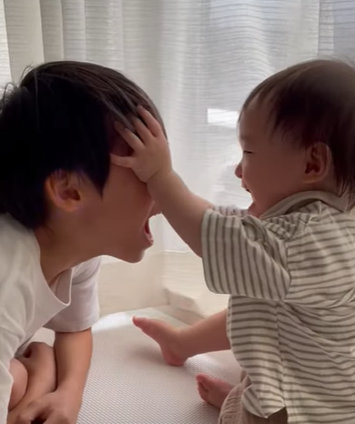 7歳離れた双子の弟たちとあそぶ兄　どんなことをされても笑顔な姿に「大人すぎて偉い」の声　3兄弟について母親に聞いた